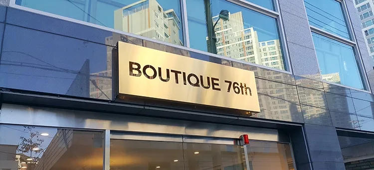  BOUTIQUE 76th · 금색 바탕과 짙은 문자의 간결한 대비 · 실제 시공 사진