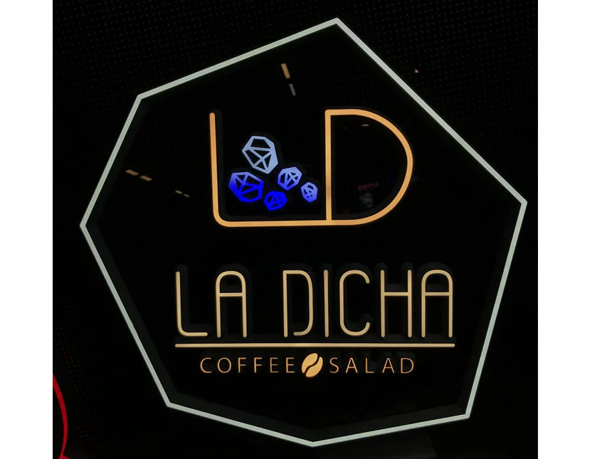  LA DICHA · 도형과 색으로 완성한 조명 로고 · 실제 시공 사진
