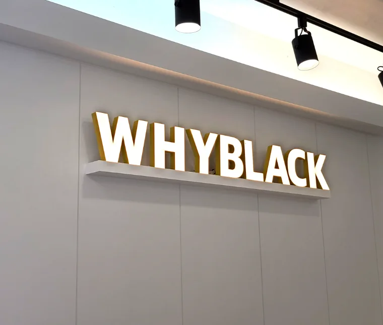  WHYBLACK · 밝은 문자와 금색 옆면이 만드는 입체감 · 실제 시공 사진
