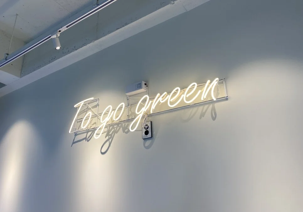  To go green · 밝은 벽에 설치한 필기체 조명 사인 · 실제 시공 사진
