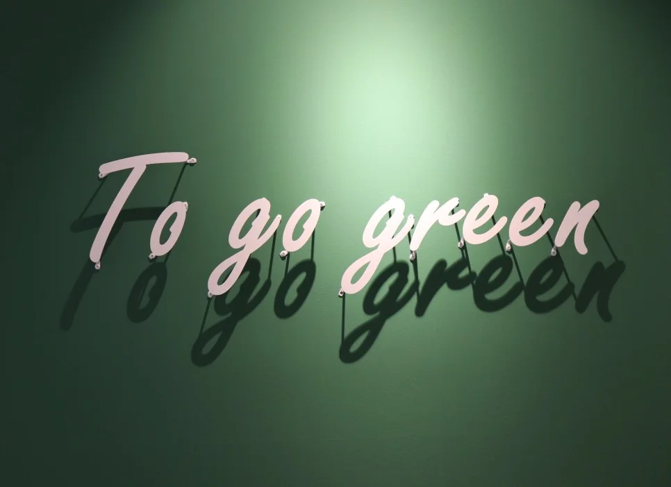 To go green · 녹색 벽과 필기체 문자의 조화 · 실제 시공 사진