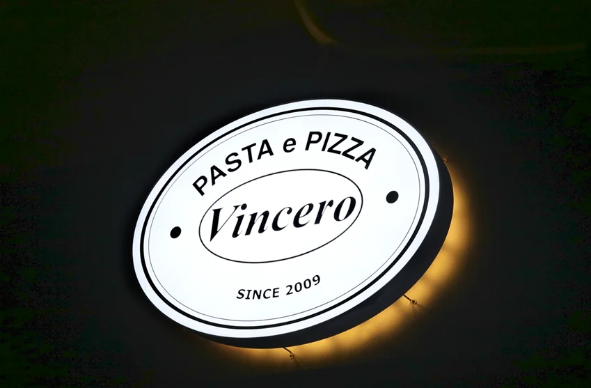  Vincero · 원형 조명 간판의 문자와 주변으로 번지는 빛 · 실제 시공 사진