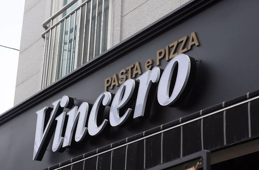 Vincero · 검은 바탕 위 입체 상호 · 실제 시공 사진