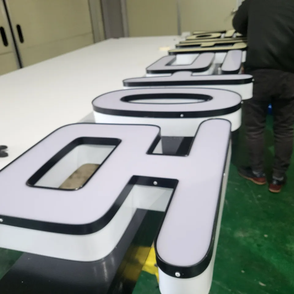 수원시 영통구 광교 모아드네일 · 작업대 위에서 살펴보는 입체문자 형태 · 실제 시공 사진